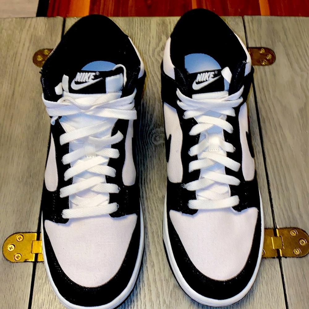 Nike Dunk Mid Size: M: 10, W: 11 1/2